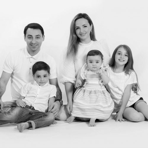 Séance famille en studio – parents et enfants