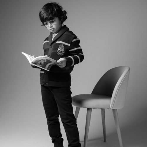 Portrait de famille en noir et blanc en studio