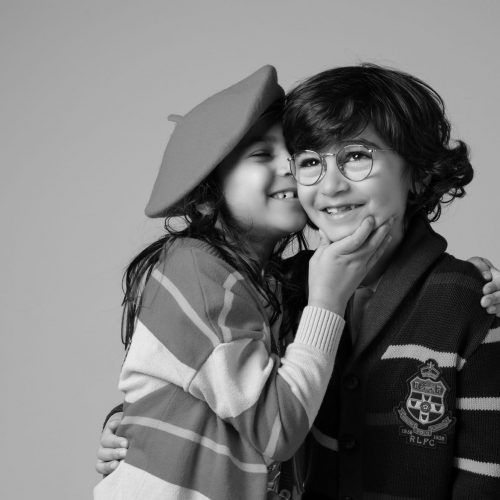 Frères et sœurs photographiés en studio