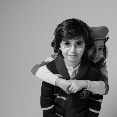 Frères et sœurs photographiés en studio