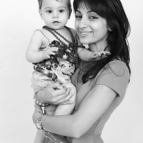 Portrait en noir et blanc d’une mère et son enfant