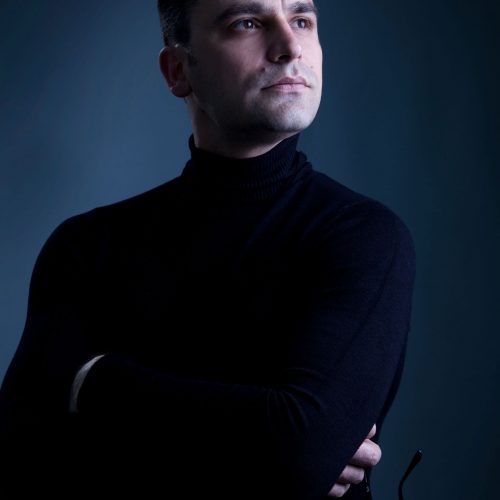 Chanteur, musicien et compositeur, Tigran Petrosyan.