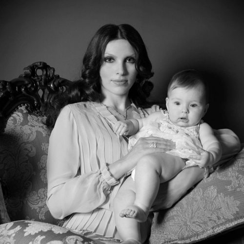 Portrait en noir et blanc d’une mère et son enfant